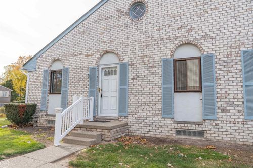 8338 Hickory Dr, Sterling Heights, MI, 48312-4718 | Card Image