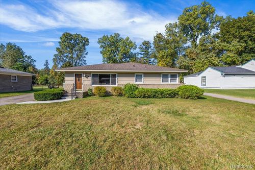 18001 Floral St, Livonia, MI, 48152-3715 | Card Image