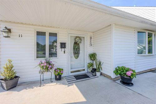 11 Friendly Rd, Hicksville, NY, 11801-6311 | Card Image