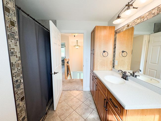 Upper Level Bathroom 1.jpg | Image 32