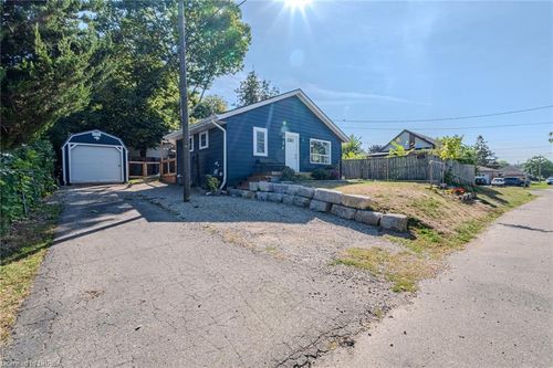 37 12th Ave, Brantford, ON, N3S6P1 | Card Image