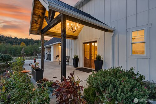 157 Russell Rd, Camano Island, WA, 98282-8558 | Card Image