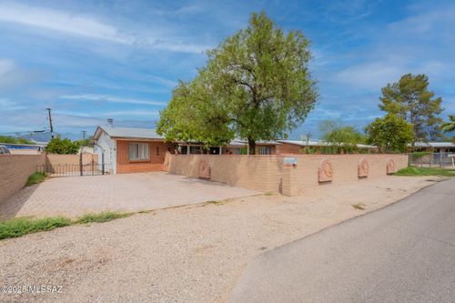2472 N Jordan Dr, Tucson, AZ, 85745-1134 | Card Image