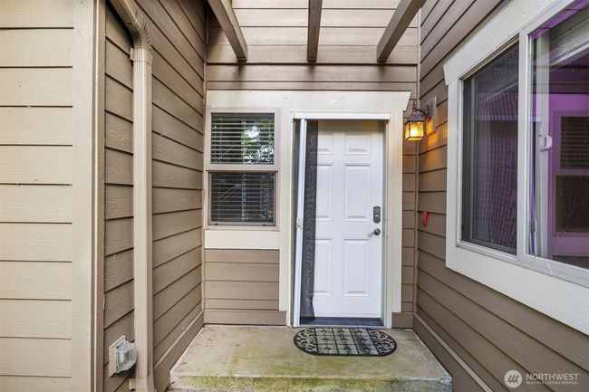 Courtyard entry off third bedroom. | Image 23