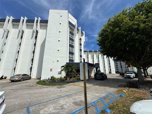 apt-211-9688 Fontainebleau Blvd, Miami, FL, 33172-4123 | Card Image