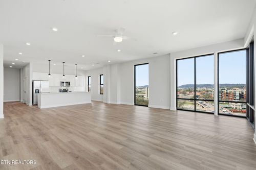 600-327 W Summit Hill Dr, Knoxville, TN, 37902-2358 | Card Image