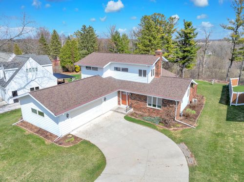 682 Dartmouth Dr, Sheboygan Falls, WI, 53085-1740 | Card Image