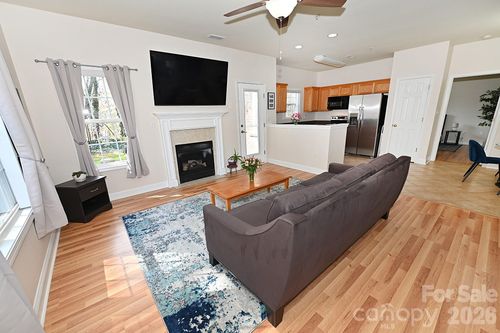 1360 21st Ave Ne, Hickory, NC, 28601-1618 | Card Image