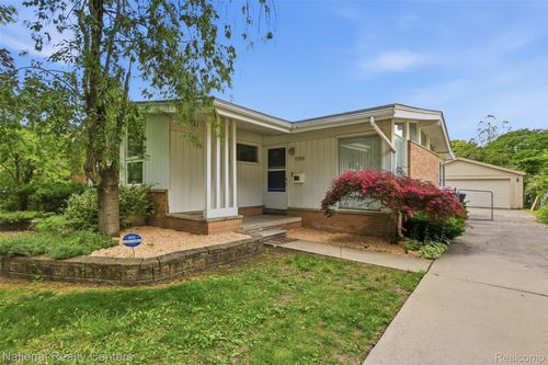 17159 Rougeway St, Livonia, MI, 48152-3830 | Card Image