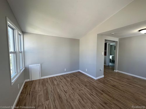 20918 Hollywood St, Harper Woods, MI, 48225-1136 | Card Image