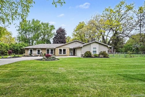 9511 Longmeadow St, Fenton, MI, 48430-8738 | Card Image