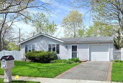 32 Plaza Ln, Selden, NY, 11784-1725 | Card Image