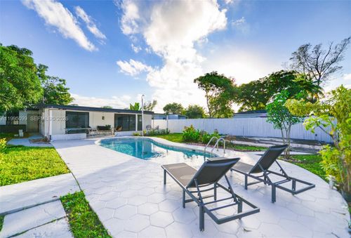 415 Nw 133rd St, North Miami, FL, 33168-3832 | Card Image