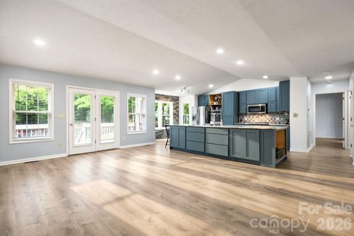 1011 Cambridge Ct, Lenoir, NC, 28645-8215 | Card Image