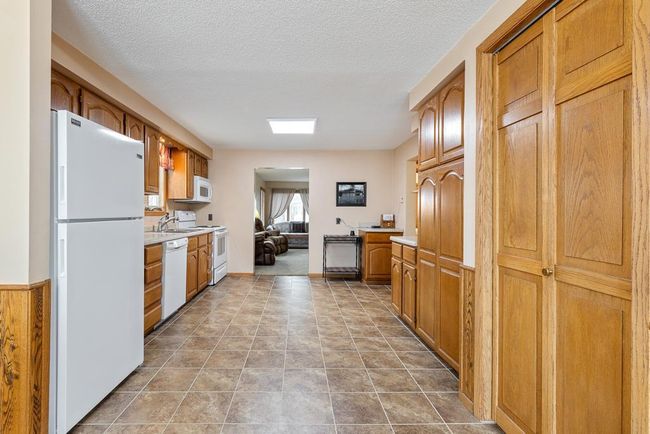 105 9 Th St W, House other with 6 bedrooms, 2 bathrooms and null parking in Canby MN | Image 27