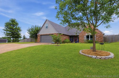 8012 Cottonwood Ave, Claremore, OK, 74019-2567 | Card Image