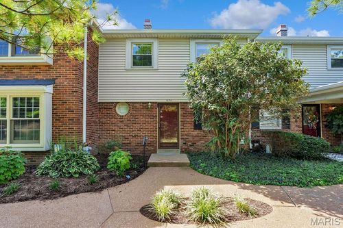 1074 Brooksgate Manor Dr, Kirkwood, MO, 63122-7101 | Card Image