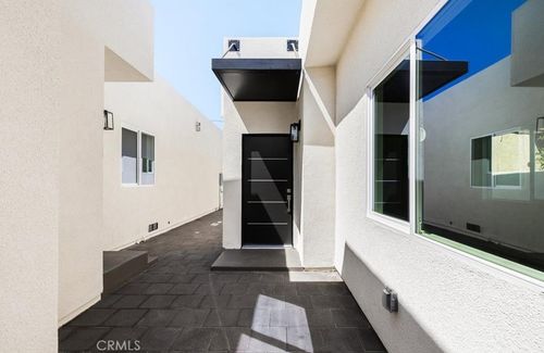 949 W Magnolia St, Compton, CA, 90220-1827 | Card Image