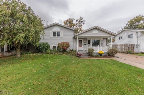 916 West Dr, Sheffield Lake, OH, 44054-2040 | Card Image