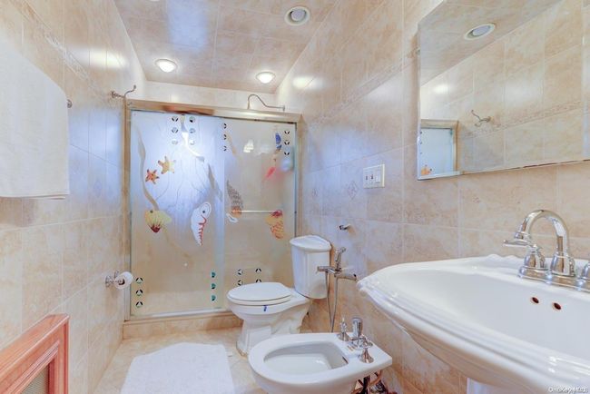 69-33 170 Th St, House other with 5 bedrooms, 3 bathrooms and null parking in Fresh Meadows NY | Image 14