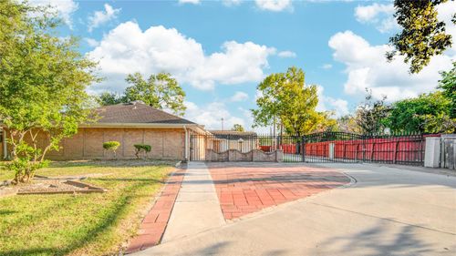 902 Ashford Pkwy, Houston, TX, 77077-2402 | Card Image