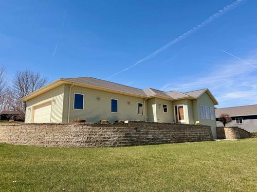 285 Creek Dr, Benton, WI, 53803-8009 | Card Image