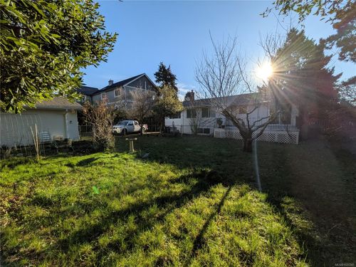 1512 Montgomery Ave, Victoria, BC, V8S1T4 | Card Image