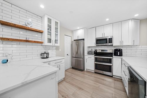 apt-4-3-8094 Garfield Ave, Burr Ridge, IL, 60527-7909 | Card Image