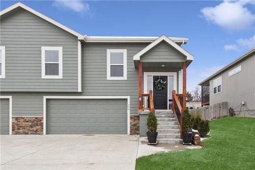 104 S Mcgee St, Tonganoxie, KS, 66086-8304 | Card Image