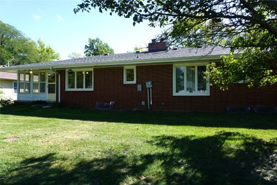 815 W Court Avenue, Home with 2 bedrooms, 1 bathrooms and null parking in Winterset IA | Image 2