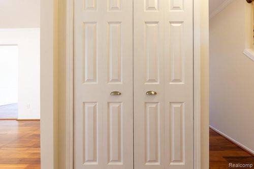 1758 Poppleton Dr, West Bloomfield, MI, 48324-1146 | Card Image