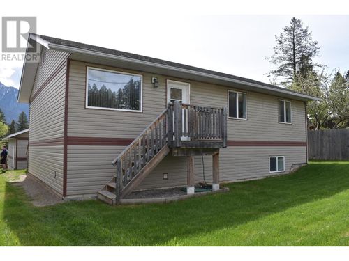 5724 Vermillion St, Edgewater, BC, V0A1K3 | Card Image