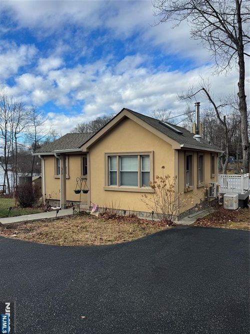 33 Race Track Dr, Hewitt, NJ, 07421-1801 | Card Image