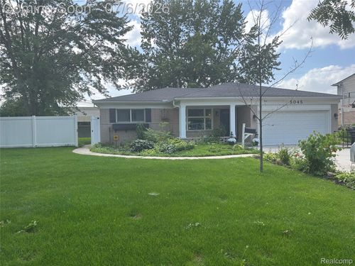5045 Abington Dr, Troy, MI, 48085-3411 | Card Image