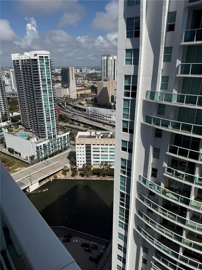 APT-2215 - 41 Se 5 Th St, Condo with 1 bedrooms, 2 bathrooms and null parking in Miami FL | Image 17