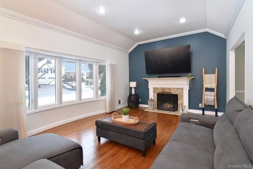 99 Amherst Dr, New Rochelle, NY, 10804-1822 | Card Image