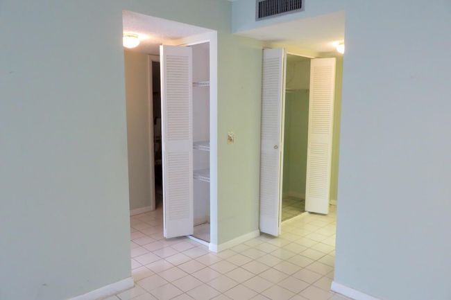 APT-2K - 470 Executive Center Dr, Condo with 1 bedrooms, 1 bathrooms and null parking in West Palm Beach FL | Image 5