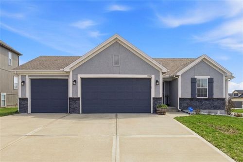 14223 Amanda Ln, Basehor, KS, 66007-5282 | Card Image