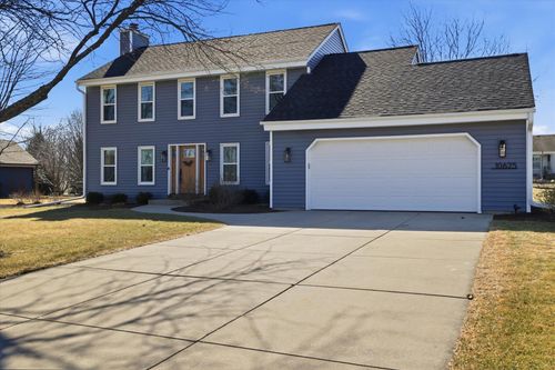 W141N10625 Wooded Hills Dr, Germantown, WI, 53022-6211 | Card Image