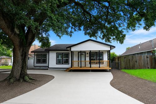 1011 N Valderas Street, Angleton, TX, 77515 | Card Image