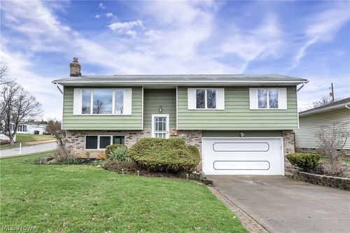 8712 Fenway Dr, Parma, OH, 44129-6258 | Card Image