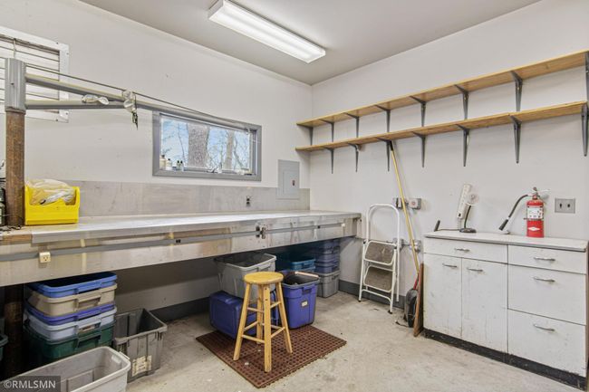 Large workbench in workshop | Image 39