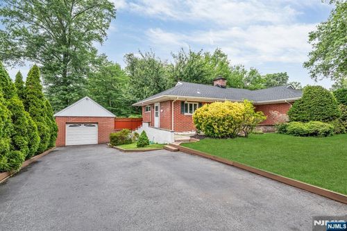 574 Chestnut St, Twp Washingtn, NJ, 07676-4304 | Card Image