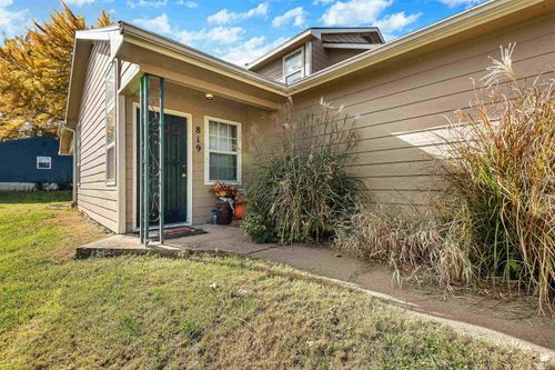 819 Mission Ave, Manhattan, KS, 66502-4442 | Card Image