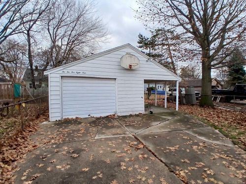 22584 Marine Ave, Eastpointe, MI, 48021-2638 | Card Image