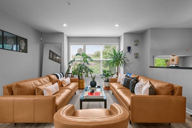 Plenty of living space in the living room. | Image 5