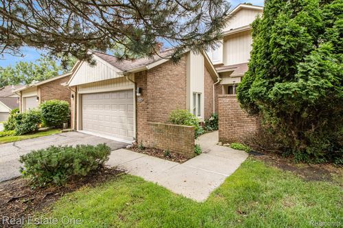 5537 Walnut Cir W, West Bloomfield, MI, 48322-1256 | Card Image