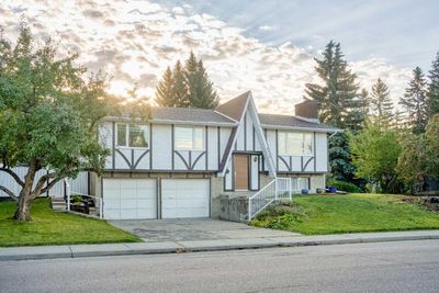 4028 Vardell Rd Nw, House detached with 3 bedrooms, 2 bathrooms and 3 parking in Calgary AB | Image 1