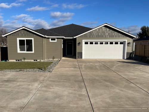 2975 Stonebrook Dr, Medford, OR, 97504-5064 | Card Image