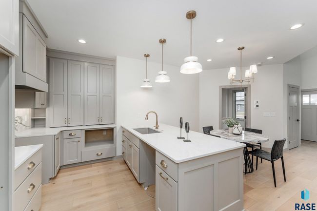 8611 W Shoreline Pl, Townhouse with 3 bedrooms, 3 bathrooms and null parking in Sioux Falls SD | Image 7